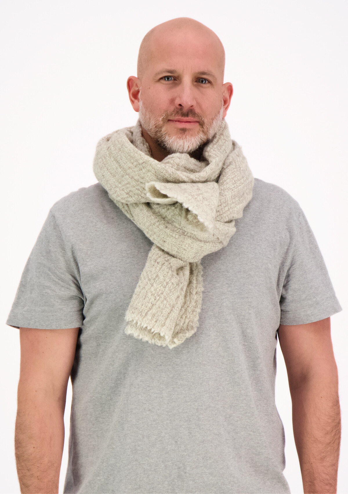 Light grey textured scarf in responsible Finnish wool. Manufactured in Finland. 