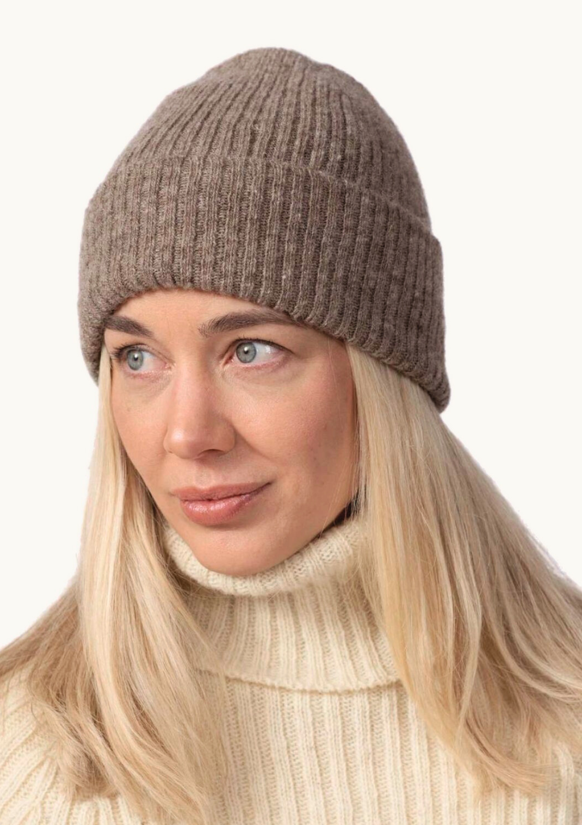 Beige thin ribbed beanie made from responsible Finnish sheep wool. Manufactured in Finland. 