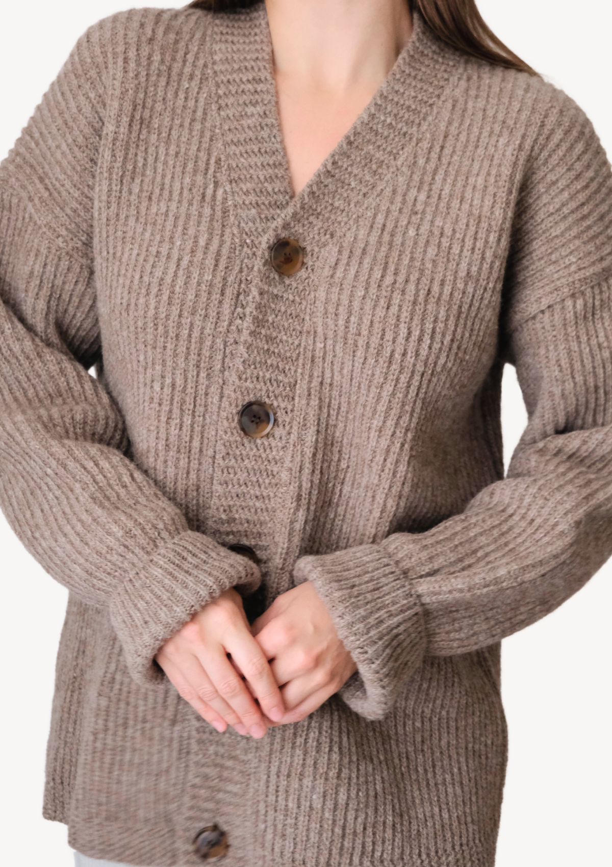 Ribbed longer beige cardigan with relaxed fit. Made of responsbile Finnish sheep wool in Finland. 