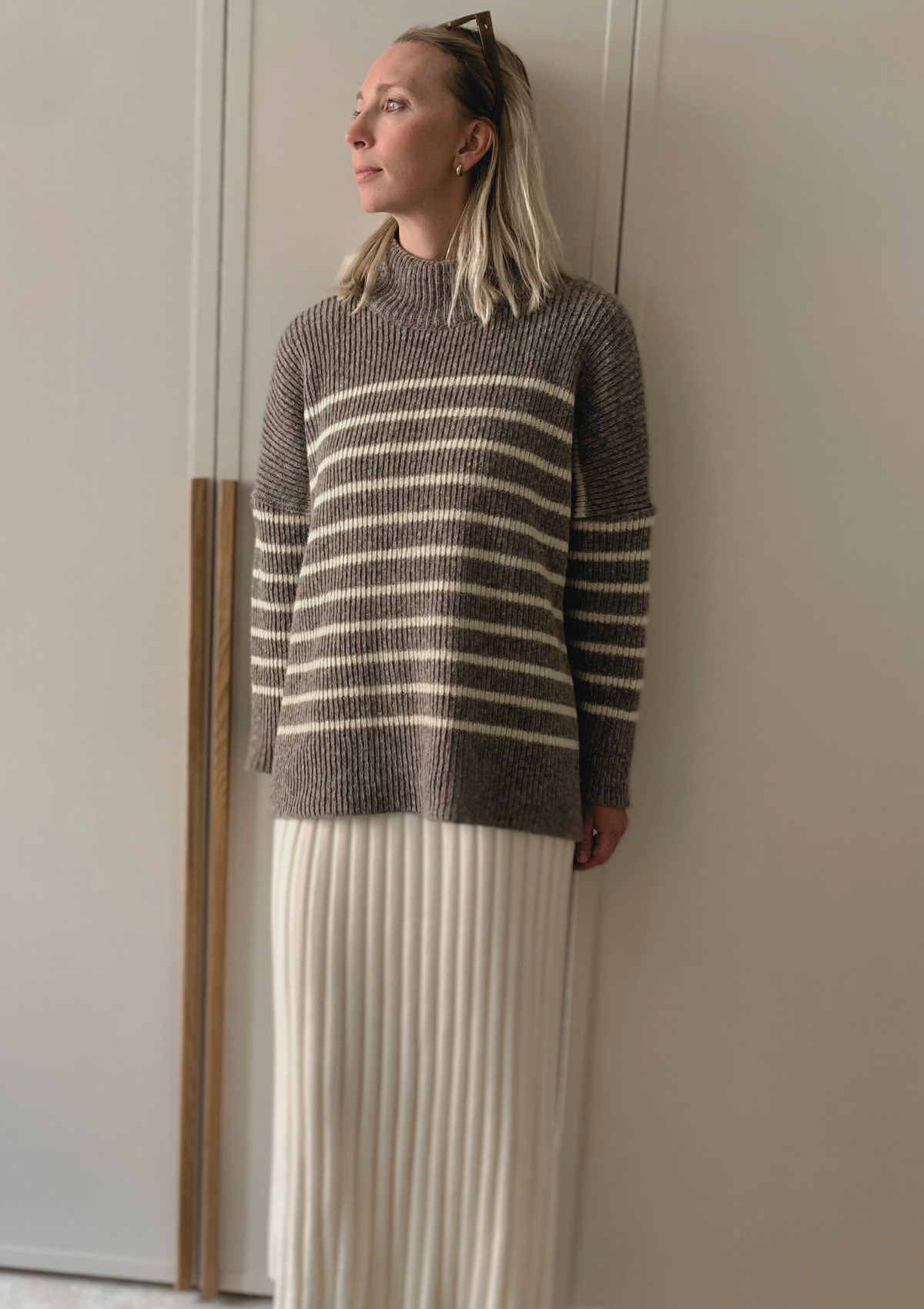 Turtleneck beige striped knit made of Finnish sheep wool and manufactured responsibly in Finland. Relaxed fit. 