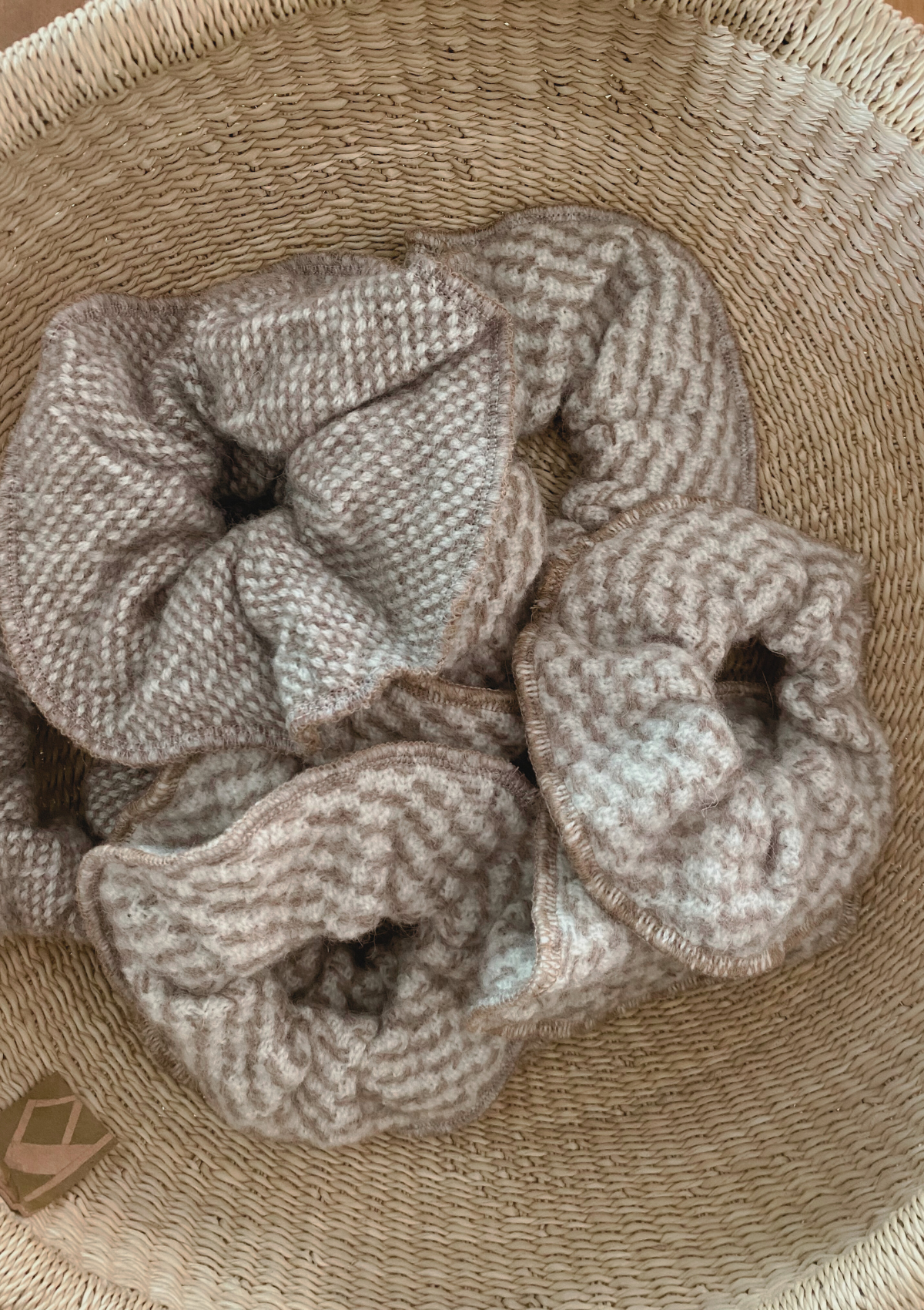 Wool scrunchie that is gentle and warm for the hair and head. Made in Helsinki, material Finnish sheep wool. Comes in beige tones in a checkered and dotted pattern. 