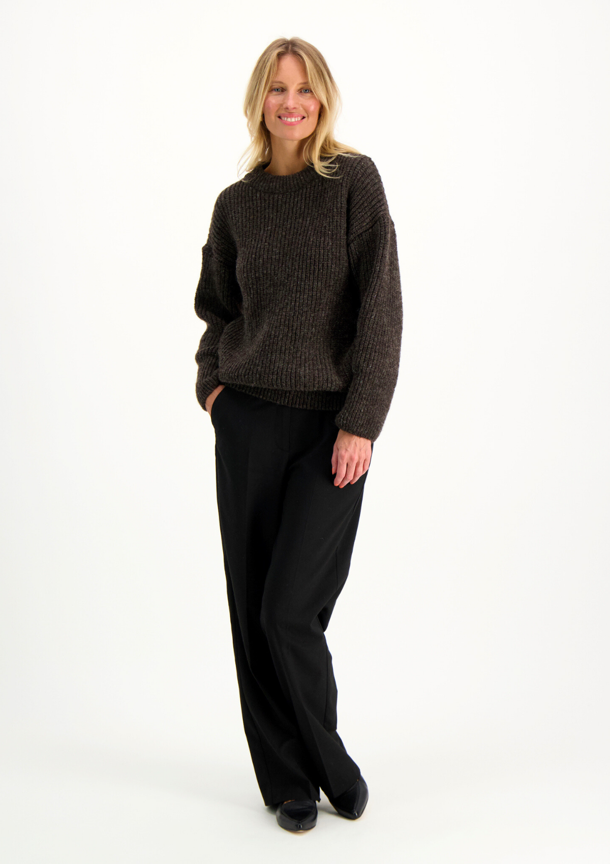 Ribbed brown o-neck knit with a relaxed fit made of Finnish sheep wool and manufactured in Finland